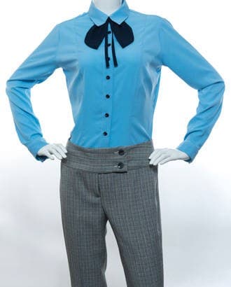 Blusa celeste con lazo y pantalón gris