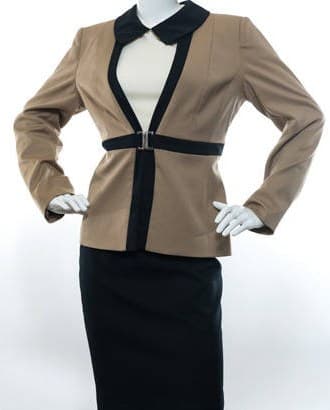Conjunto ejecutivo de saco beige con detalles negros