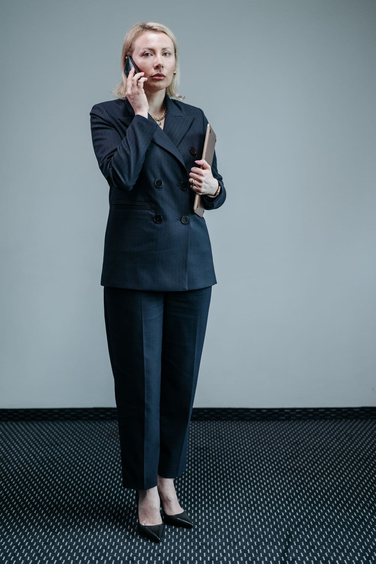 Ejecutiva con traje navy cruzado