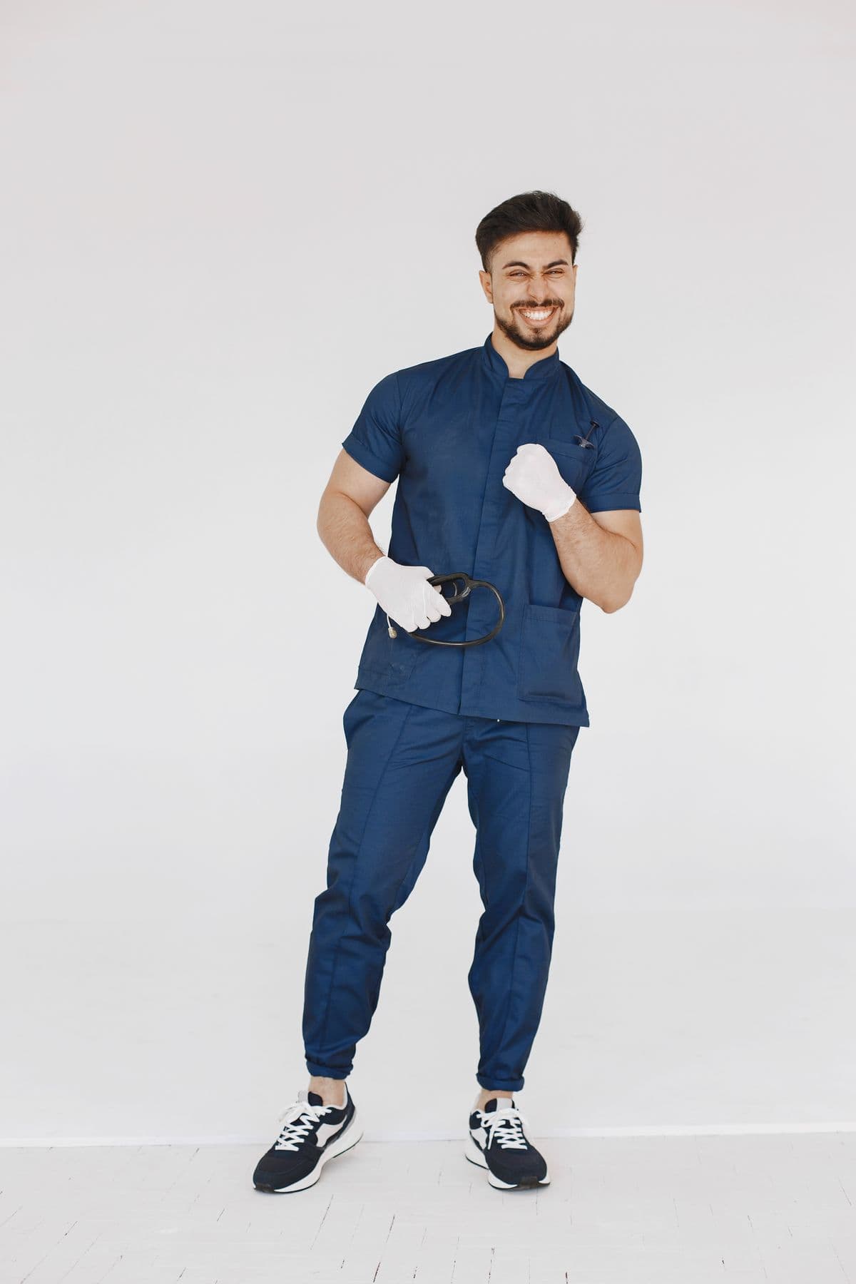 Profesional de salud con uniforme clínico navy