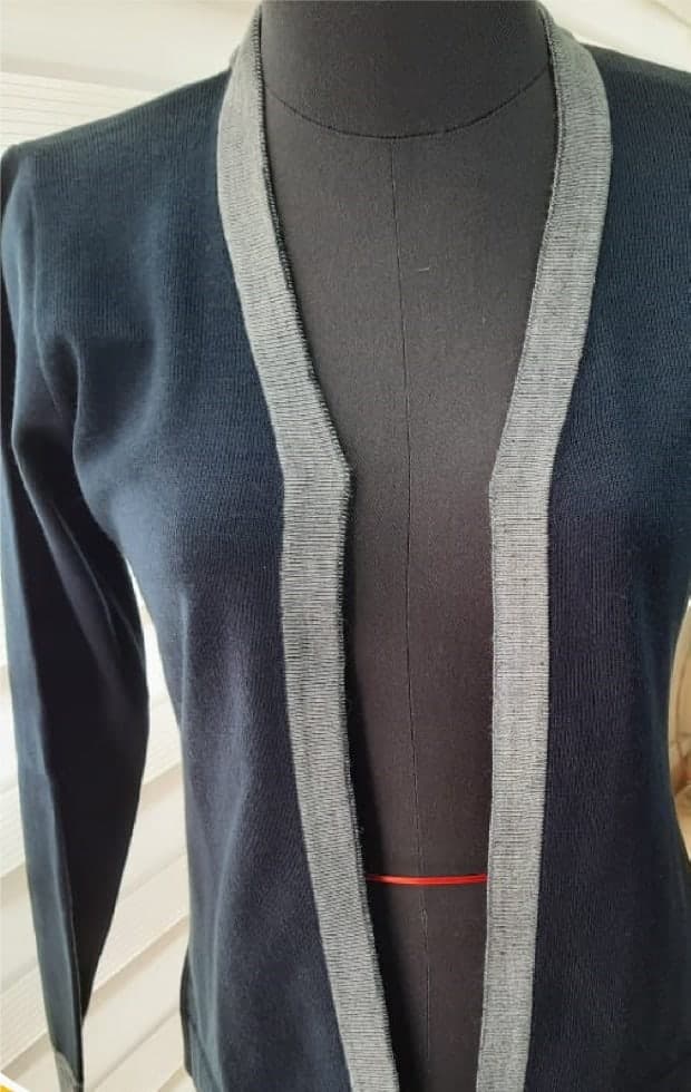 Chaleco tejido gris con vivos