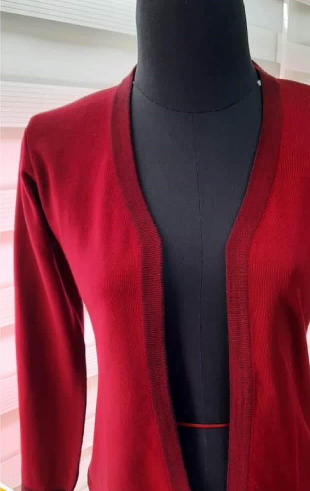 Chaleco tejido rojo con vivos