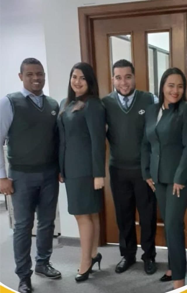 Equipo corporativo con uniformes de ICSA