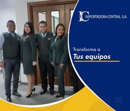 Equipo corporativo con uniformes de ICSA