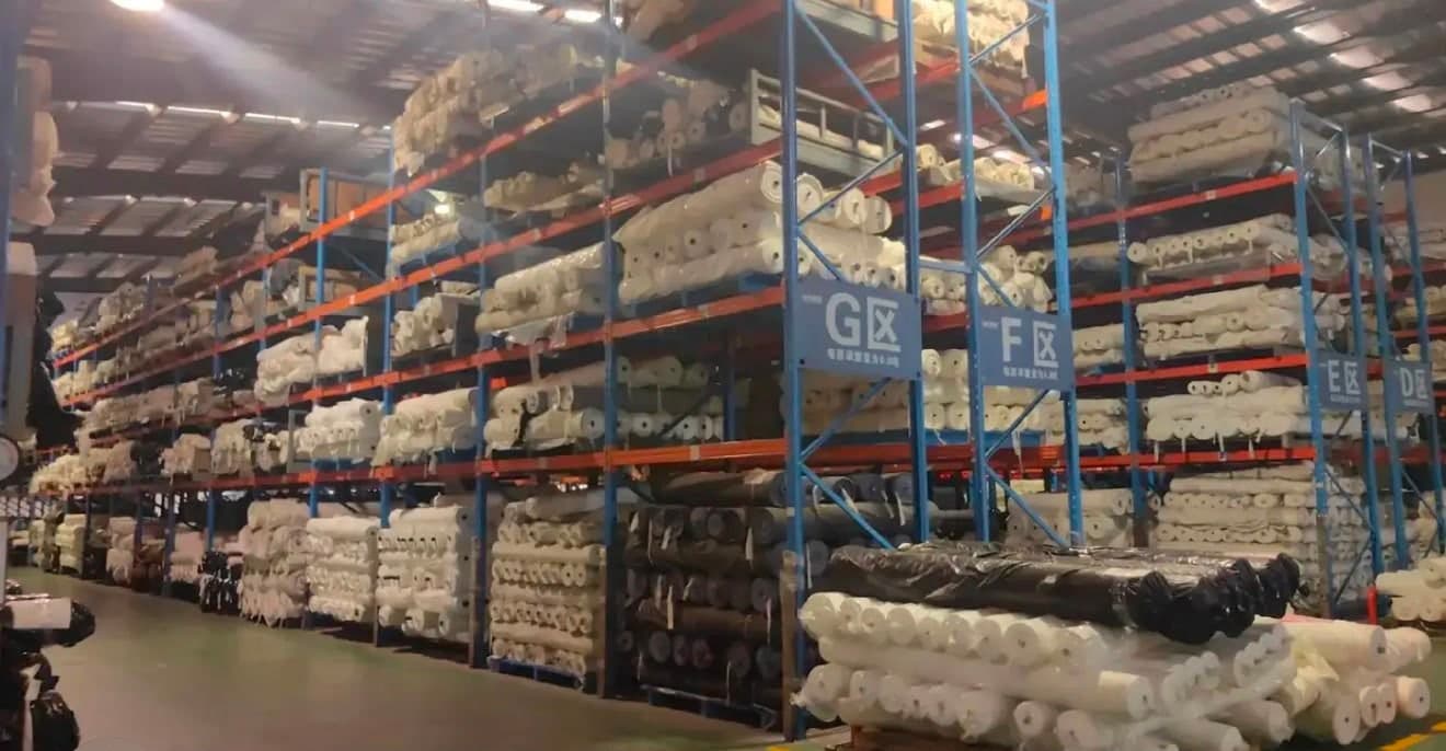 Almacén de telas en China con miles de rollos